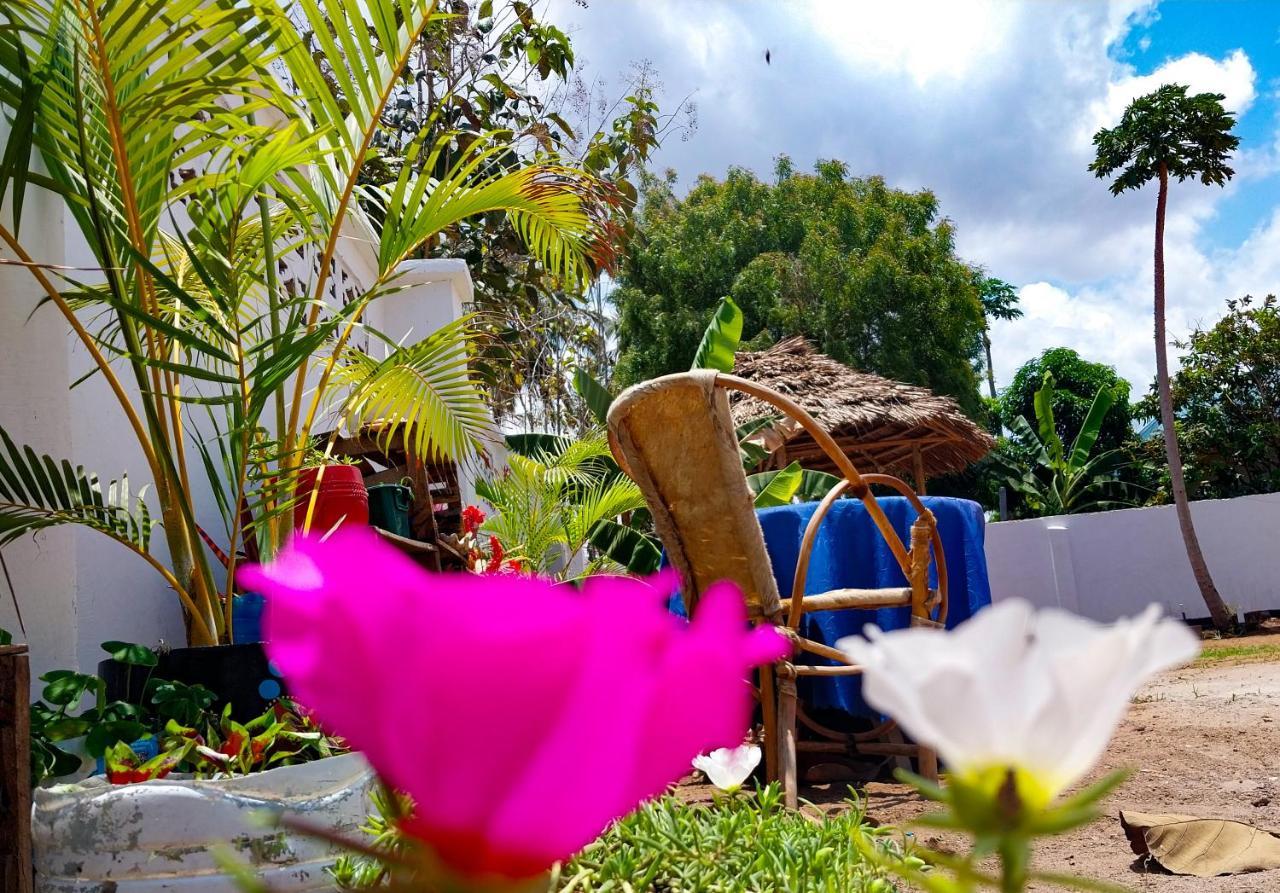 Bed and Breakfast L&J Modern Backpackers Kigamboni Beach House à Dar es Salaam Extérieur photo